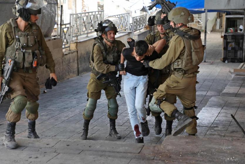 قوات الاحتلال تعتقل شاباَ فلسطينياً - أرشيف