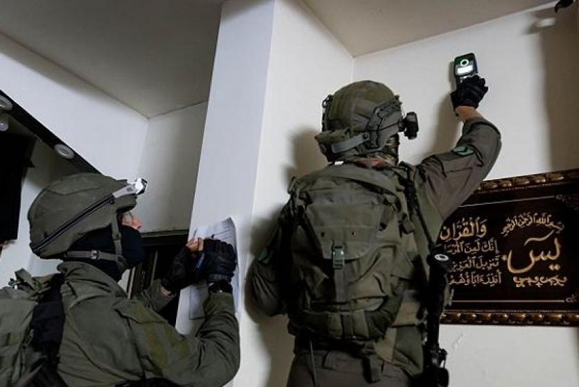 جنود الاحتلال يأخذون قياسات منزل بالخليل