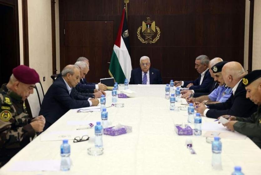 الرئيس محمود عباس خلال ترؤسه اجتماعا لقادة الأجهزة الأمنية (تصوير: ثائر غنايم)