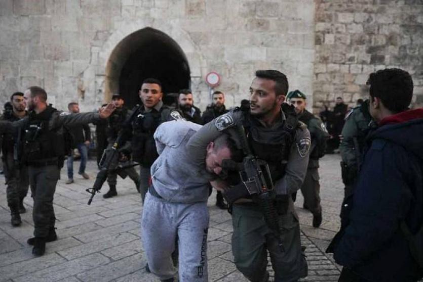 قوات الاحتلال تعتقل شابا فلسطينيا - أرشيف