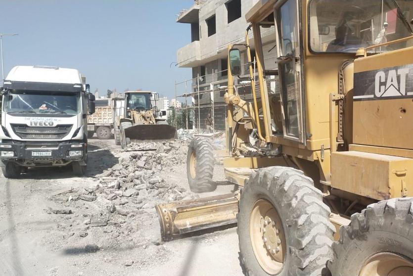 بدء إزالة آثار عدوان الاحتلال على مخيم نور شمس