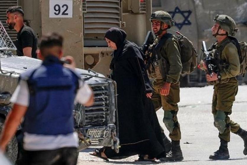 قوات الاحتلال تقتاد سيدة فلسطينية - أرشيف