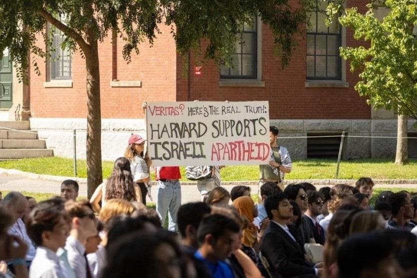 تظاهرة في جامعة هارفارد الأميركية تضامنا مع الشعب الفلسطيني