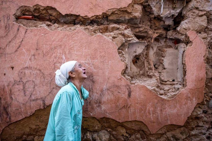 مواطنة مغربية تبكي عقب زلزال المغرب