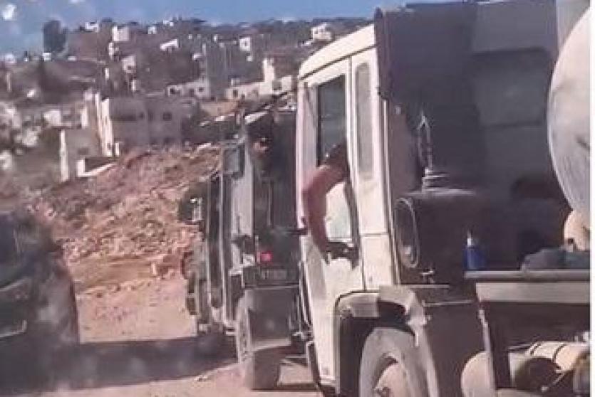 لحظة استيلاء قوات الاحتلال على صهريج نضح مياه عادمة