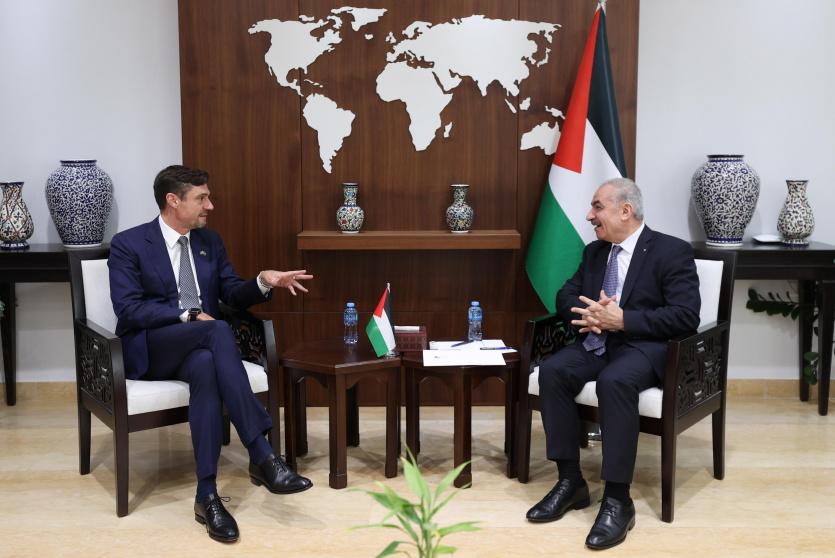 جانب من لقاء رئيس الوزراء بممثل الاتحاد الأوروبي الجديد لدى دولة فلسطين ألكسندر ستوتزمان