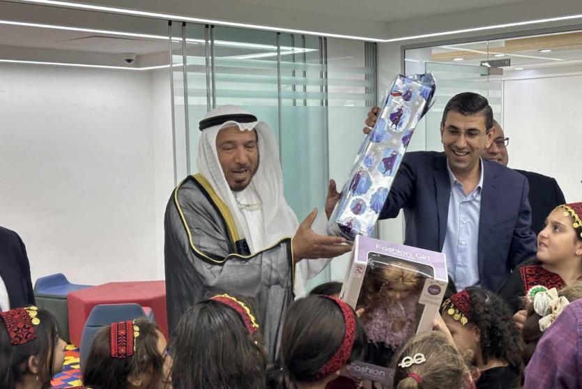 الدكتور عبدالله معتوق المعتوق يوزع الهدايا على الفتيات اليتيمات