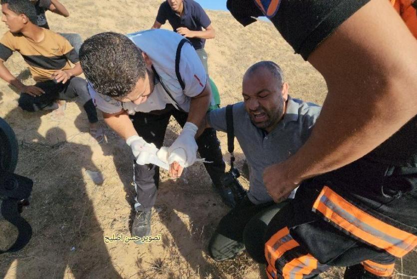 لحظة إصابة المصور الصحفي أشرف نصار أبو عمرة بقنبلة غاز مباشرة في اليد اليمنى 