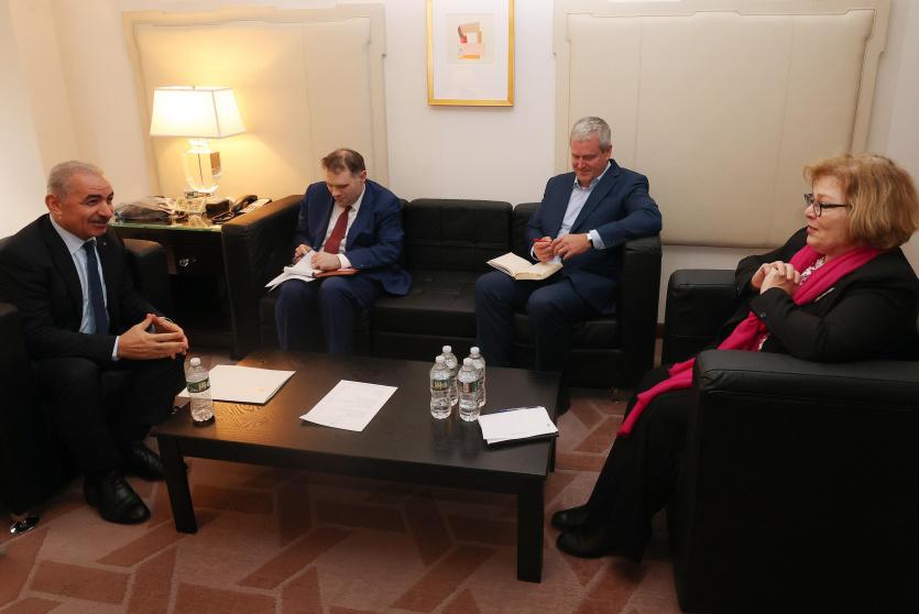 رئيس الوزراء محمد اشتية مع مساعدة وزير الخارجية لشؤون الشرق الأدنى في وزارة الخارجية الأميركية باربرا ليف