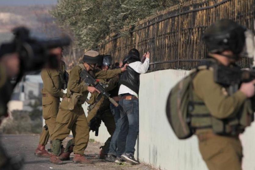 قوات الاحتلال تعتدي على شاب فلسطيني - أرشيف