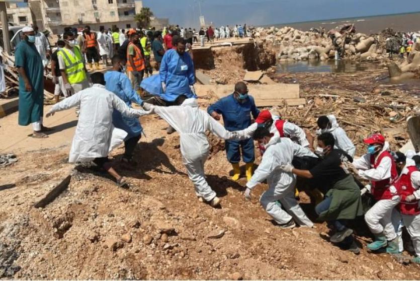 انتشال جثث ضحايا إعصار ليبيا المدمر