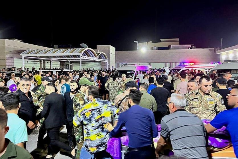 تجمُّع الناس وفرق الإسعاف وعناصر أمن أمام مستشفى الحمدانية