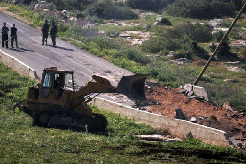 جرافات الاحتلال تعتدي على أراضي الفلسطينيين - أرشيف