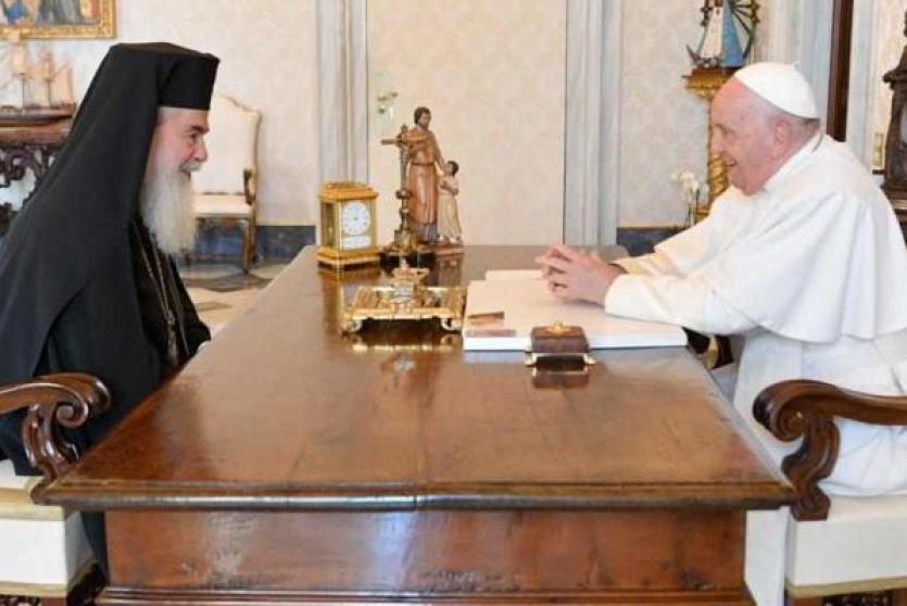 البطريرك ثيوفيلوس الثالث يلتقي قداسة البابا في الفاتيكان