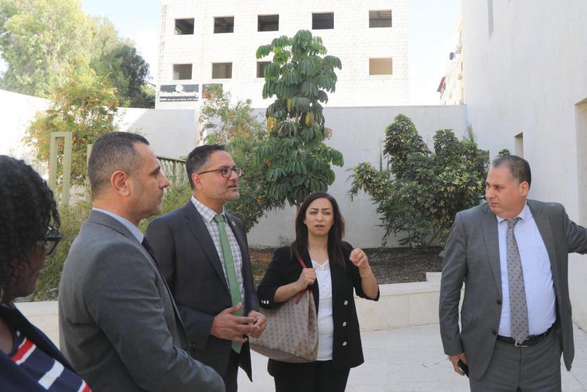 ممثل كندا في فلسطين يزور مبنى محكمة بداية وصلح طولكرم
