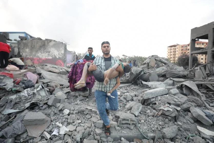 20 شهيدا وعشرات المفقودين في قصف للاحتلال على مخيم النصيرات وسط القطاع