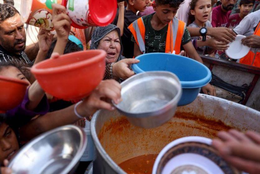 مواطنون يحاولون الحصول على الغذاء في غزة
