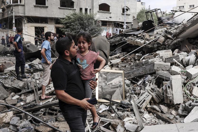 انتشال مواطنين من تحت الانقاض في غزة - ارشيف