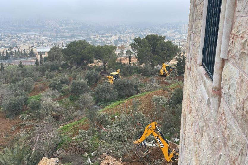 الاحتلال يجرف أراضي ويقتلع أشجارا ويعتقل مواطنين في قرية بيت صفافا جنوب القدس