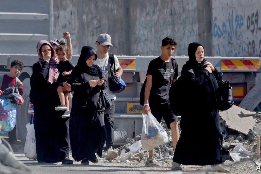 مواطنون ينزحون عن بيوتهم في غزة - ارشيفية