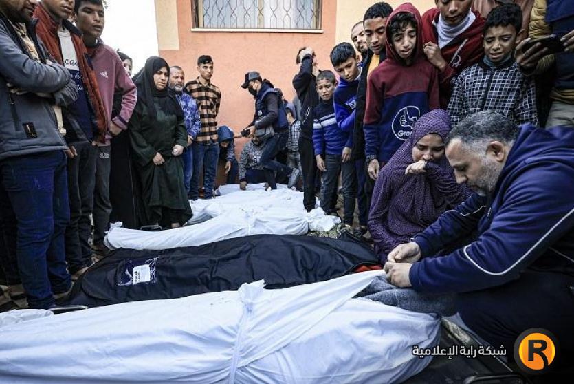 انتشال جثامين 13 شهيدا في مخيم المغازي وسط قطاع غزة