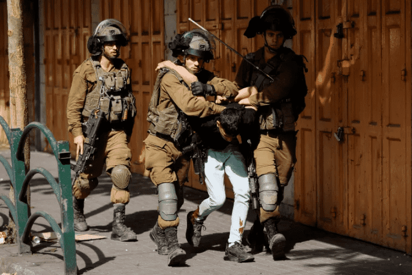 قوات الاحتلال تعتقل مواطنا - ارشيف