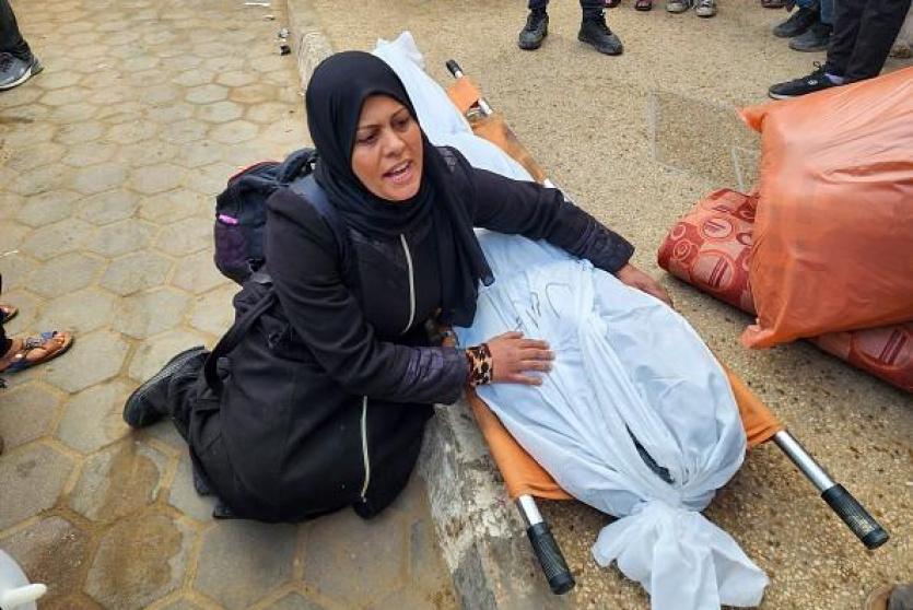 مواطنة تودع ابنها الشهيد في غزة