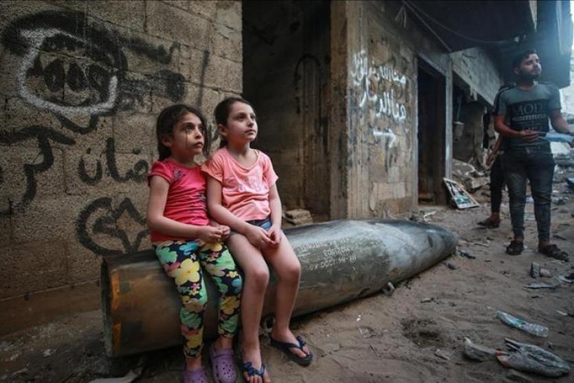 أطفال في غزة يجلسون على صواريخ الاحتلال غير المنفجرة