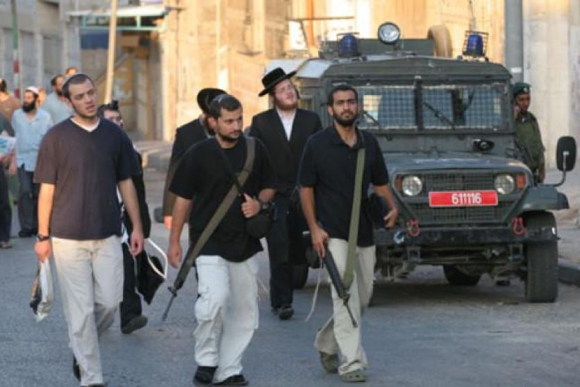 مستوطنون مسلحون بحماية من قوات الاحتلال الإسرائيلي