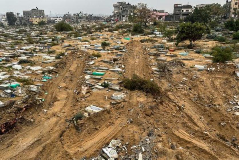 الاحتلال يدنس مقابر في خان يونس جنوب قطاع غزة