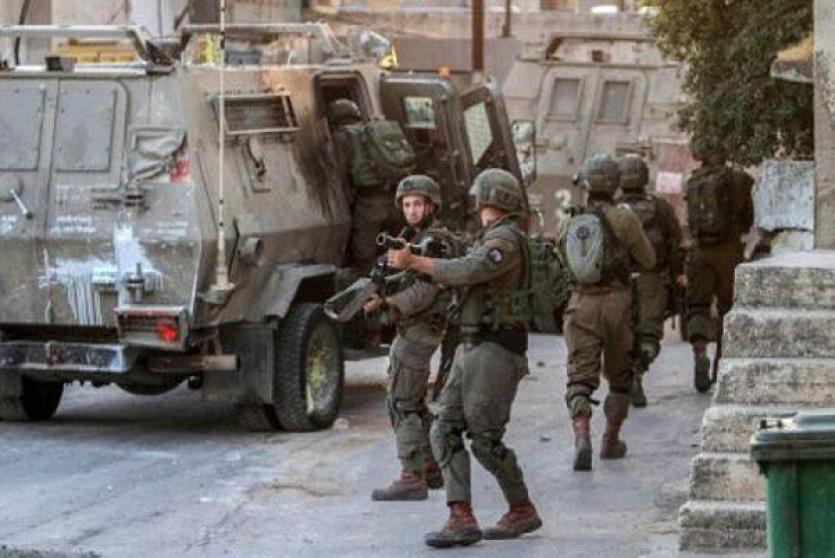 قوات الاحتلال تحاصر منزلا وتعتقل شابا شرق نابلس