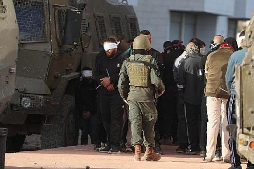 قوات الاحتلال تعتقل مواطنا - ارشيف