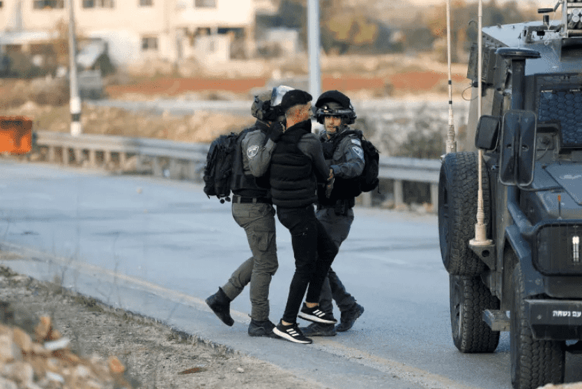 الاحتلال يعتقل 10 مواطنين بينهم امرأة وطفل من محافظة رام الله والبيرة