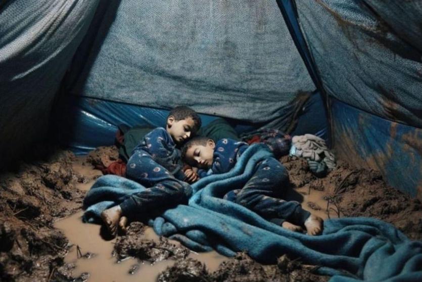 أطفال غزة ينامون داخل خيام غمرتها المياه