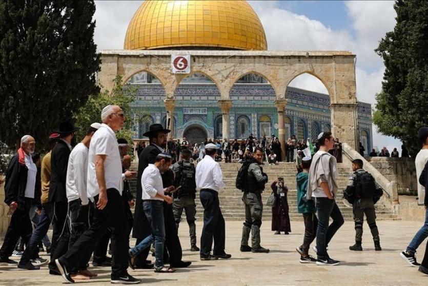 عشرات المستوطنين بحماية الاحتلال يقتحمون المسجد الأقصى