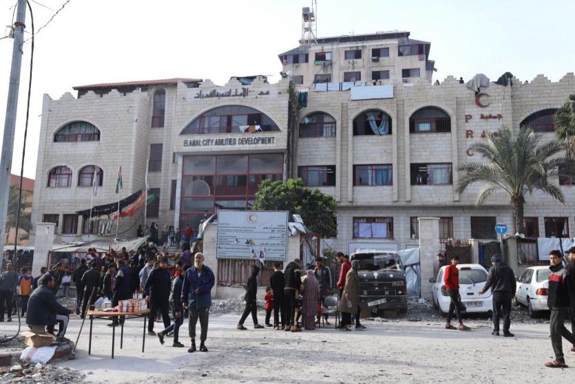 الهلال الأحمر: الاحتلال يقتاد المدير العام والمدير الإداري لمستشفى الأمل إلى جهة مجهولة