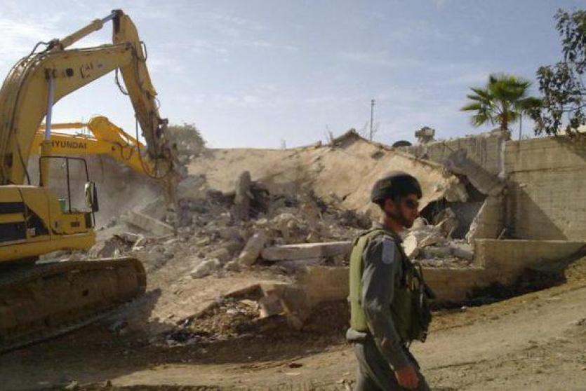 الاحتلال يهدم جدارا استناديا في بلدة بني نعيم شرق الخليل