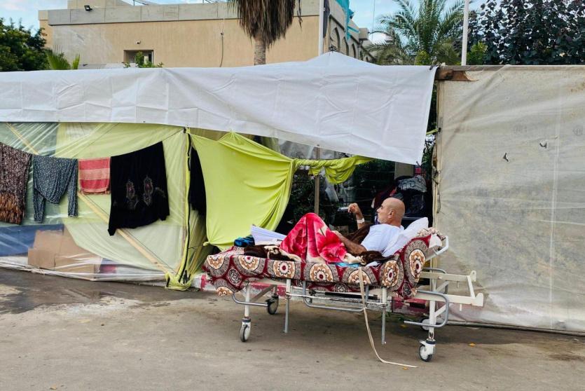 مواطن مريض أمام خيمة نزحت إليها عائلته - ارشيف
