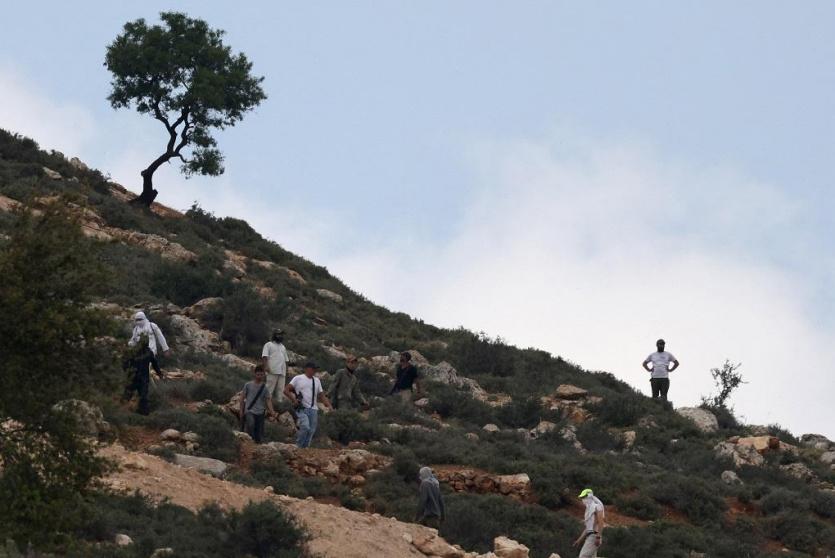 مستوطنون يهاجمون قرية المغير