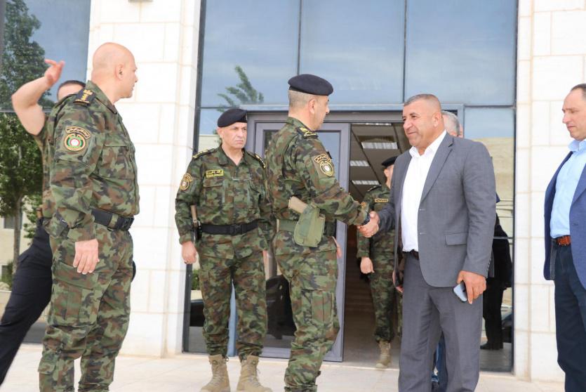 قائد قوات الأمن الوطني الفلسطيني يتفقد قيادة منطقة الخليل