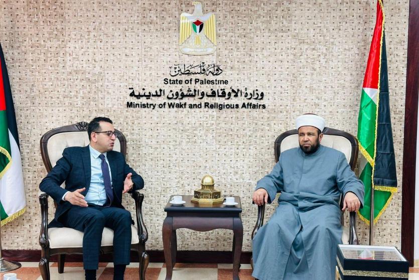 وزير الأوقاف يبحث مع بنك فلسطين تعزيز التوعية بخطر الاحتيال المالي عبر خطب الجمعة