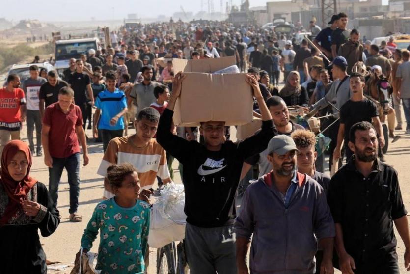 مواطنون يحاولون الحصول على مساعدات في غزة