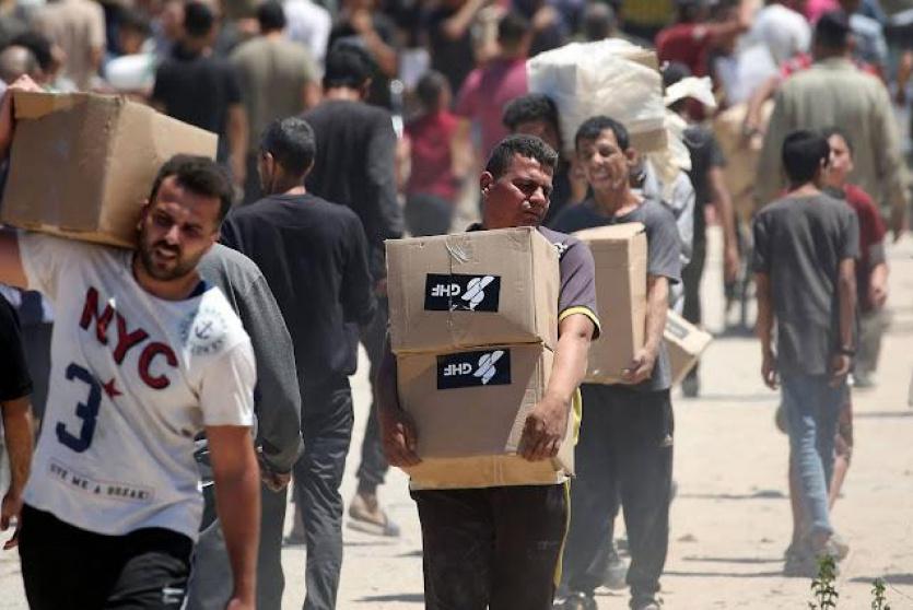مواطنون يستلمون طرود غذائية في غزة