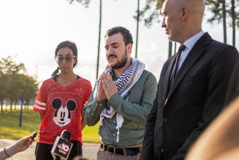 الناشط محمود خليل عقب الإفراج عنه