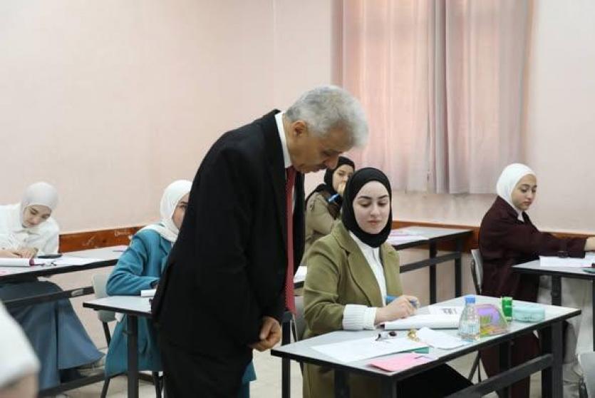 الوزير برهم خلال تفقده قاعات الامتحانات