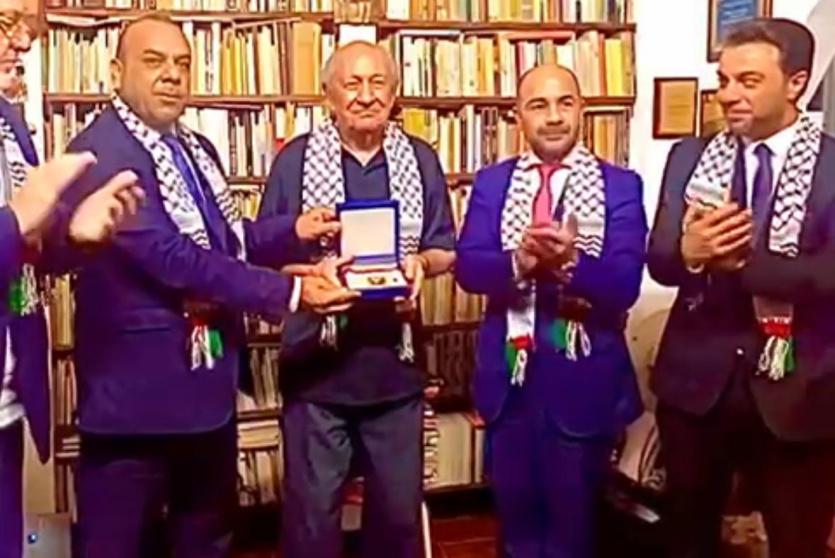 الرئيس يمنح الشاعر الفنزويلي غوستافو بيريرا وسام الثقافة والعلوم والفنون لدعمه القضية الفلسطينية