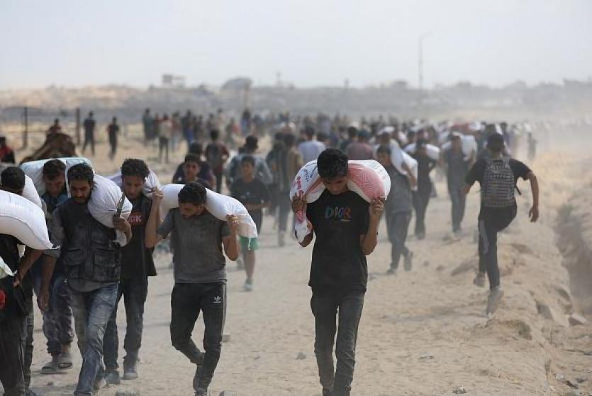 مواطنون يحاولون الحصول على مساعدات في غزة