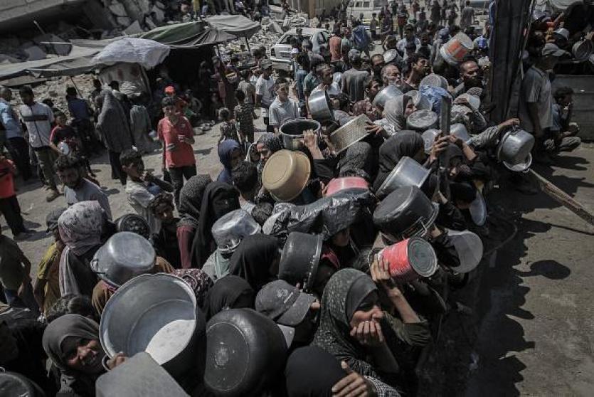 مواطنون يحاولون الحصول على الطعام في غزة