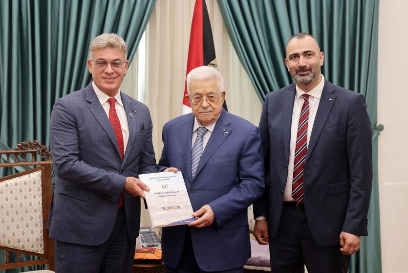 الرئيس عباس يتسلم التقرير السنوي لوحدة المتابعة المالية للعام 2024
