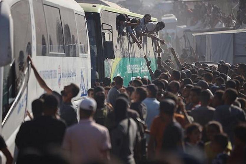 أسرى فلسطينيون أُطلق سراحهم حين وصولهم إلى خانيونس
